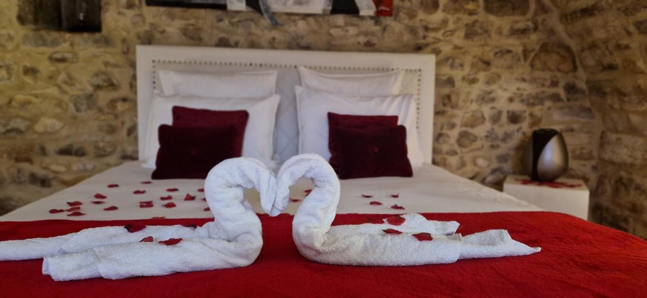 Chambre D'Hote Romantique Avec Spa Privatif Domaine Les Nuits Envoutees - Vezenobres Екстериор снимка